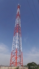 La línea de transmisión telecomunicaciones monopolares de los 60m se eleva electricidad de poste del ángulo