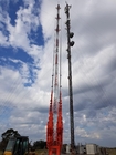 El acero de la telecomunicación galvanizó la torre de Guyed con los soportes y el pararrayos
