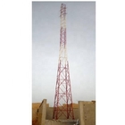 Torre de acero de la telecomunicación del RDS RDU con los soportes y la cerca de la palizada