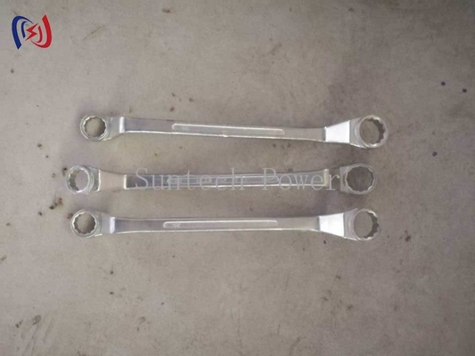 La llave inglesa de ciruela es una herramienta profesional para fijar nueces hexadecimales.