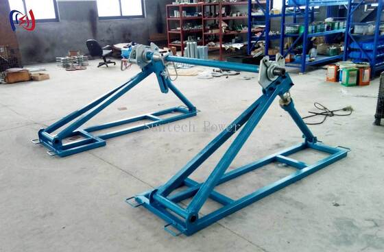 Soporte de carrete de conductor hidráulico con 5000-7000 kg de peso máximo del carrete y velocidad máxima de 45 rpm para la cuerda de la línea aérea