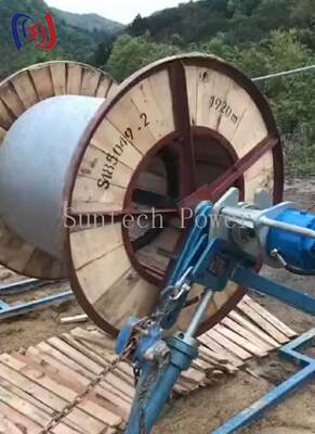 Soporte de carrete de conductor hidráulico con 5000-7000 kg de peso máximo del carrete y velocidad máxima de 45 rpm para la cuerda de la línea aérea