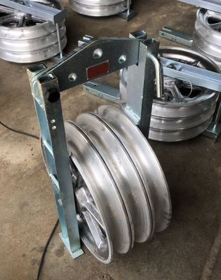 Las gavillas de aluminio triples telegrafían la polea que ata bloques con de goma alineada