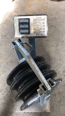Las gavillas de aluminio triples telegrafían la polea que ata bloques con de goma alineada