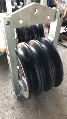 Las gavillas de aluminio triples telegrafían la polea que ata bloques con de goma alineada