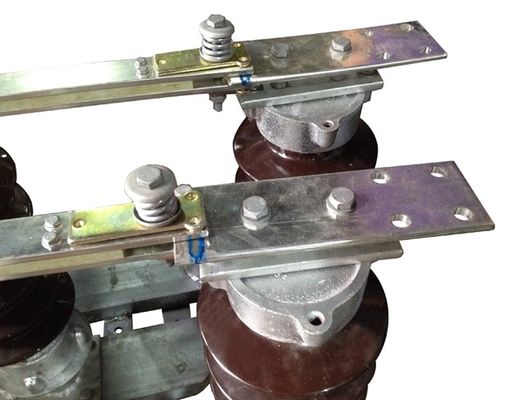 Porcelana de 36KV 1250A que gira el aislador de centro con la estructura de montaje