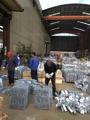 Línea de transmisión cruzada de acero galvanizada del brazo del ángulo torre