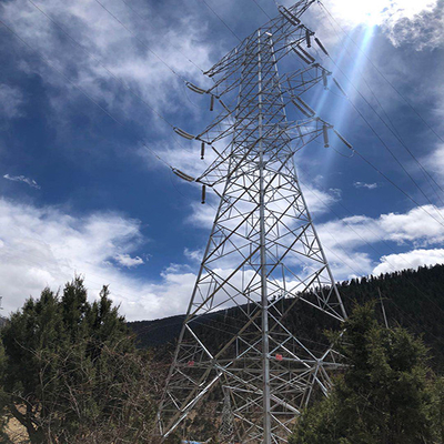El emplazamiento de la obra galvanizó la torre eléctrica de acero de la transmisión