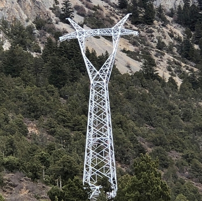 El emplazamiento de la obra galvanizó la torre eléctrica de acero de la transmisión