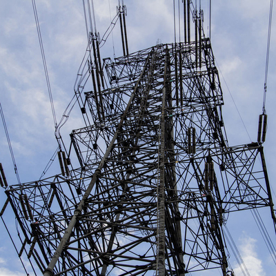 La inmersión caliente de JIS H8641 galvanizó la línea de transmisión de arriba torre