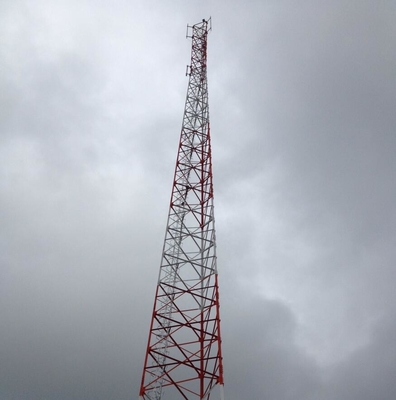 Torre de acero del sitio 4 de la telecomunicación Legged del proyecto con el soporte