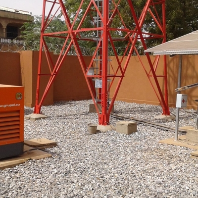 10 metros del G/M de la telecomunicación del enrejado de electricidad de la torre