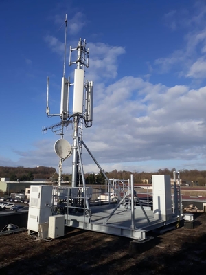 Acero galvanizado de la torre Q235 del top del tejado de Guyed poste de la inmersión caliente con los accesorios relacionados