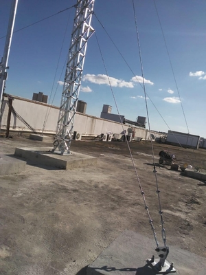 Acero galvanizado de la torre Q235 del top del tejado de Guyed poste de la inmersión caliente con los accesorios relacionados