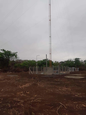 El acero de la telecomunicación galvanizó la torre de Guyed con los soportes y el pararrayos