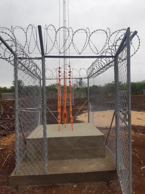 El acero de la telecomunicación galvanizó la torre de Guyed con los soportes y el pararrayos