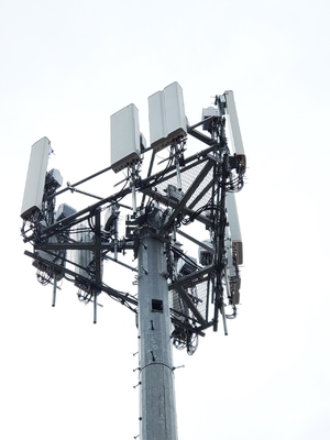 Palo galvanizado telecomunicaciones de Guyed con los accesorios relacionados