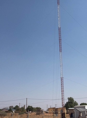 Torre de acero de la telecomunicación del enrejado del palo de Guyed con los 72m galvanizados los 92m