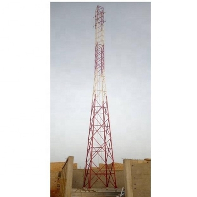 Torre de acero de la telecomunicación del RDS RDU con los soportes y la cerca de la palizada