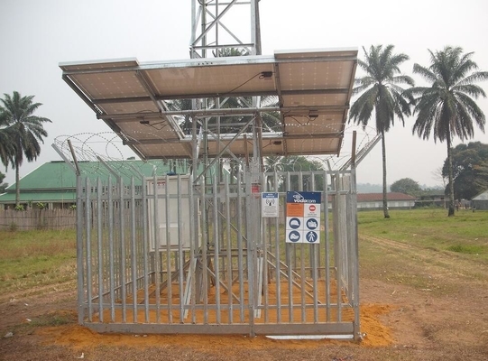 La torre de acero de la telecomunicación con la inmersión caliente de los accesorios relacionados galvanizó