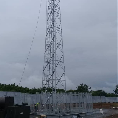 La torre de acero de la telecomunicación con la inmersión caliente de los accesorios relacionados galvanizó