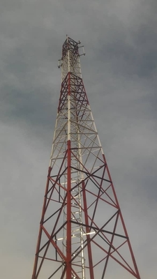 Torre de las telecomunicaciones del tejado con el relámpago Rod Fall Arrest Aviation Light del soporte