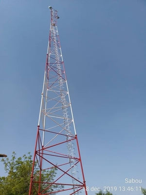 Torre de antena tubular galvanizada de las telecomunicaciones del ángulo de acero con los soportes