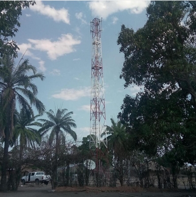 La inmersión caliente Legged del acero 3 galvanizó la torre tubular con la conexión a tierra del relámpago del soporte
