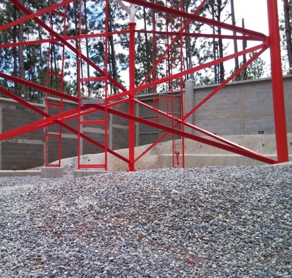 La inmersión caliente Legged del acero 3 galvanizó la torre tubular con la conexión a tierra del relámpago del soporte