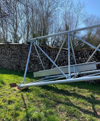 torre tubular galvanizada del ángulo de acero de la inmersión caliente de los 50m con la detención de la caída del soporte