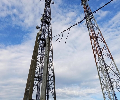 torre tubular galvanizada del ángulo de acero de la inmersión caliente de los 50m con la detención de la caída del soporte