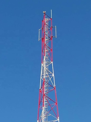 Torre de acero tubular de las telecomunicaciones con la inmersión caliente galvanizada y los soportes